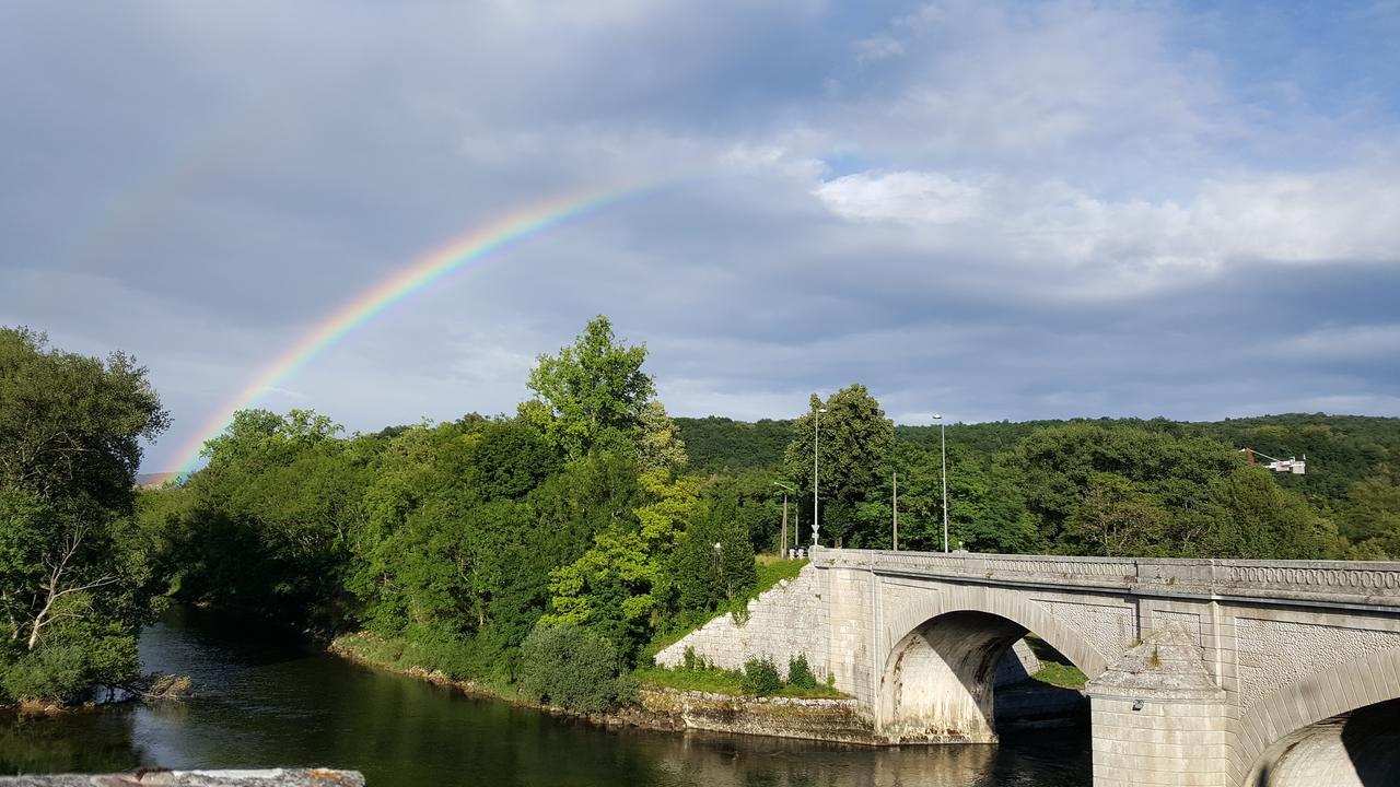 Au Faisan Doré Neuville-sur-Ain Esterno foto